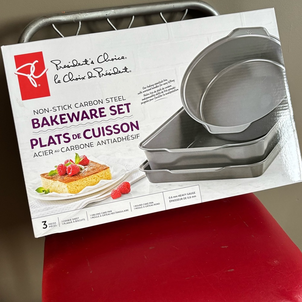 NWOT 3-pc Bakeware set.